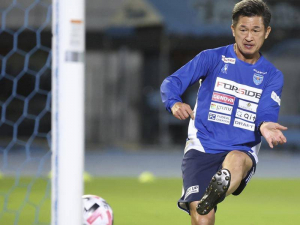 Nejstarší profesionální fotbalista na světě Kazuyoshi Miura dostal ve svých 56 letech novou smlouvu