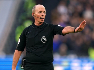 Mike Dean po odstoupení z role VAR podepsal smlouvu se Sky Sports