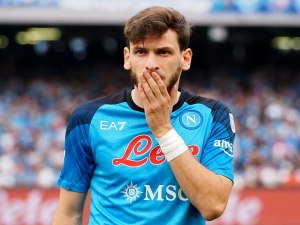 Odchod Kvaratskhelii do PSG přinese Neapoli 70 milionů eur