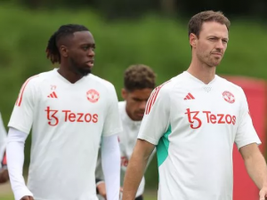 Manchester United pro přípravné zápasy podepsal stopera Jonnyho Evanse