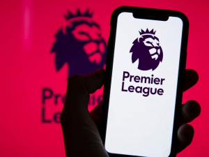 Přední představitel fotbalové Premier League obviněn ze znásilnění dvou nezletilých dívek. Z právních důvodů nemůže být tato osoba jmenována 