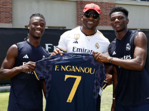 Hráče Realu Madrid přišel na trénink v Los Angeles pozdravit i hvězdný zápasník Francis Ngannou