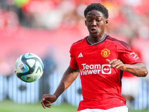 Hvězdný mladík Kobbie Mainoo z Manchesteru United kvůli zranění kotníku přijde o první polovinu sezóny