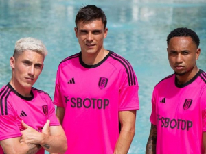 Fulham jako Barbie. Klub představil růžovou sadu dresů a potěšil fanynku Margot Robbie