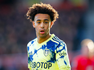 Chelsea dochází trpělivost s Brightonem. Alternativou za Caiceda je Tyler Adams z Leedsu