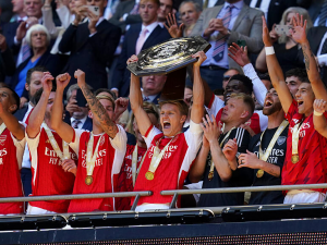 Arsenal slaví výhru v Community Shield. Po dramatickém závěru a penaltách porazil Manchester City