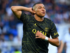Ze stadionu PSG mizí Mbappého plakáty, z obchodů jeho dresy