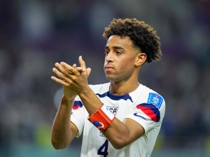 Přestup Tylera Adamse do Chelsea se ruší. Může za to Moises Caicedo