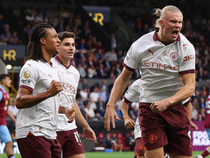 Manchester City díky dvěma gólům Haalanda znepříjemnil Burnley návrat do Premier League