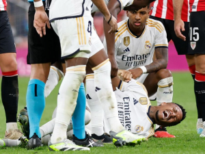 Eder Militao si v Bilbau poranil koleno a nevypadá to s ním dobře. Šance pro Rüdigera?