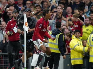 Manchesteru United výhru na úvod sezóny proti skvěle hrajícím Wolves trefil Raphael Varane