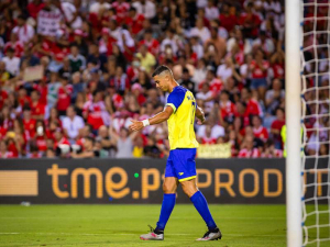 Cristiano Ronaldo si v zápase Al Nassru s Al Hilal otřel pot o soupeřovu tvář