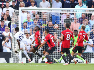 Tottenham ve šlágru kola poráží Manchester United. Hrdinou se stal 20letý záložník Sarr
