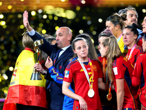 FIFA na 90 dní suspendovala prezidenta španělského fotbalu Luise Rubialese. Jeho kauza se stále řeší