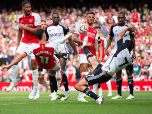 Arsenal nedokázal porazit Fulham hrající v deseti a bere jen bod za remízu 2:2