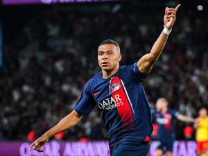 Kylian Mbappé dvěma góly srazil vicemistra z Lens. Je krize zažehnána?