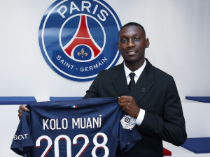Deadline day ve Francii: Kolo Muani přestoupil do PSG, Nice rozvázalo kontrakt se Schmeichelem