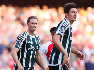 Blíží se pohroma? Kvůli zranění dvou stoperů musel za Manchester United dohrávat Harry Maguire s Jonnym Evansem