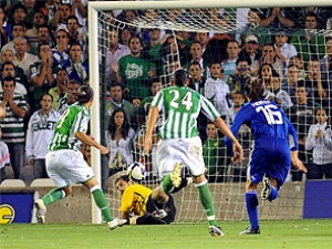 Nistelrooy rozhodl v nastavení utkání v Betisu, derby pro Barcu