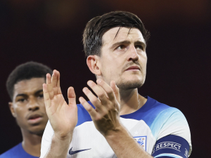 Harry Maguire si dal proti Skotsku vlastní gól a zase to schytal. Je to směšné, brání ho kouč Southgate