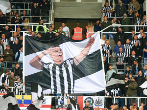 Newcastle kvůli špatnému počasí přiletěl pozdě do Milána a nestihl včas tiskovou konferenci, čímž porušil pravidla UEFA a hrozí mu postih