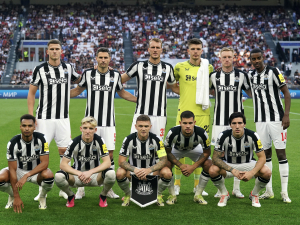 Proč musel Newcastle hrát v jiných dresech, než oblékají při zápasech v Premier League?