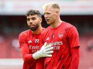 David Raya: Aaron Ramsdale musí bojovat za tým, pokud chce zpátky do brány Arsenalu