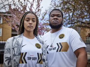Dobrá zpráva pro příznivce Netflixu, seriálu Top Boy a fotbalu. Top Boy a Hackney Wick FC se spojili, aby uvedli na trh nové dresy