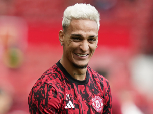 Antony opět trénuje s Manchesterem United a může hrát. Jeho vyšetřování však nadále probíhá