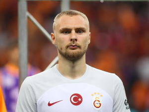 Tottenham se zajímá o stopera Nelssona z Galatasaraye. Za van de Vena s Romerem totiž Spurs nemají náhradu