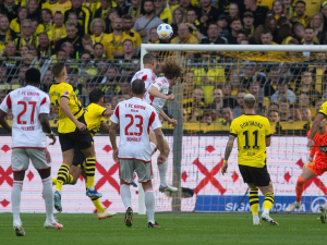 Alex Král se v zápase s Borussií Dortmund po neuznaném góle zranil. Bude připraven na reprezentační zápasy?