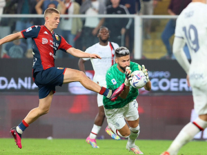 Olivier Giroud hrdinou AC Milán. Zápas musel dochytávat za vyloučeného Maignana