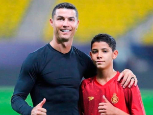 Cristiano Ronaldo Jr. míří za otcem do Saudské Arábie. Ničí si tím kariéru?