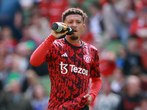 Jadon Sancho se nadále odmítá omluvit Eriku ten Hagovi. Zajímá se o něj celá Evropa