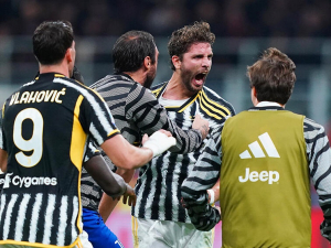 Šlágr italské ligy vyhrál Juventus. Vyloučení obránce AC Milán využil Locatelli