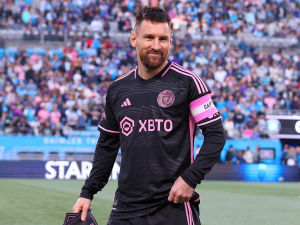 Lionel Messi zboural sociální sítě fotkou s Edem Sheeranem a videem zpívajících dětí