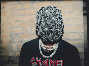 Maskovaný rapper Dide, který má být fotbalistou z Premier League, odkrývá stopy vedoucí k jeho identitě