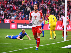 Bayern rozdrtil Darmstadt 8:0. Třígólový Harry Kane se trefil z vlastní poloviny