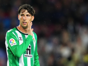 AC Milán je blízko dohody s Juanem Mirandou. Obránce Realu Betis by mohl i přes konec smlouvy přijít už v lednu