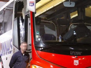 Fanoušci Marseille napadli klubový autobus Lyonu a zápas musel být odložen. Ošklivě to odnesl trenér Lyonu Grosso