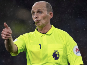 Rozhodčí Mike Dean jmenuje nejtěžšího hráče Premier League 