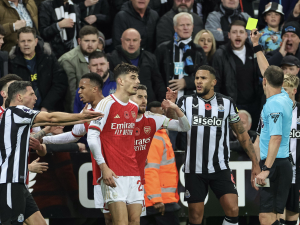 Bývalý sudí zaznamenal chyby během vítězství Newcastlu nad Arsenalem