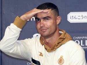Pojď sem, kam jdeš? Ronaldo posadil obránce na zadek a vsítil výstavní gól