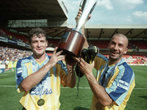 Dnes se podíváme zpátky do minulosti na to, jak před 36 lety Mark Hughes odehrál dva zápasy ve dvou zemích ve stejný den
