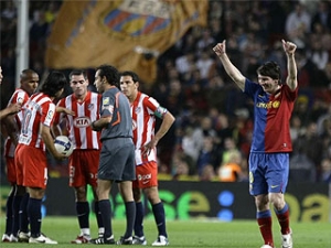 Fotbalisté Barcelony mohou rozhodnout o titulu, Atlético se utká s Espanyolem