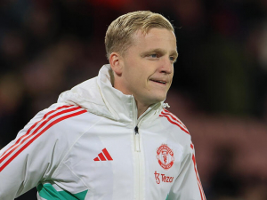 Donny van de Beek je připraven opustit Manchester United