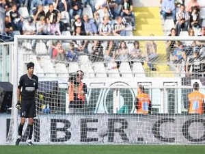 Problémy Juventusu nekončí. Zranili se Buffon a Camoranesi 