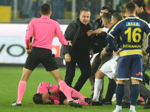 Představitelé klubu Ankaragucu v Turecku po zápase brutálně napadli rozhodčího