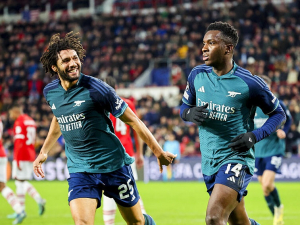 Arsenal remizoval s PSV, Evropskou ligu bere Lens na úkor Sevilly