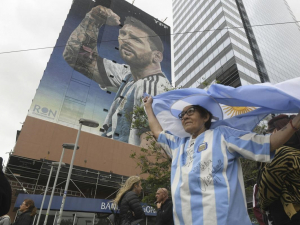 K prvnímu výročí argentinského titulu z Kataru v Buenos Aires vznikl fantastický Messiho portrét